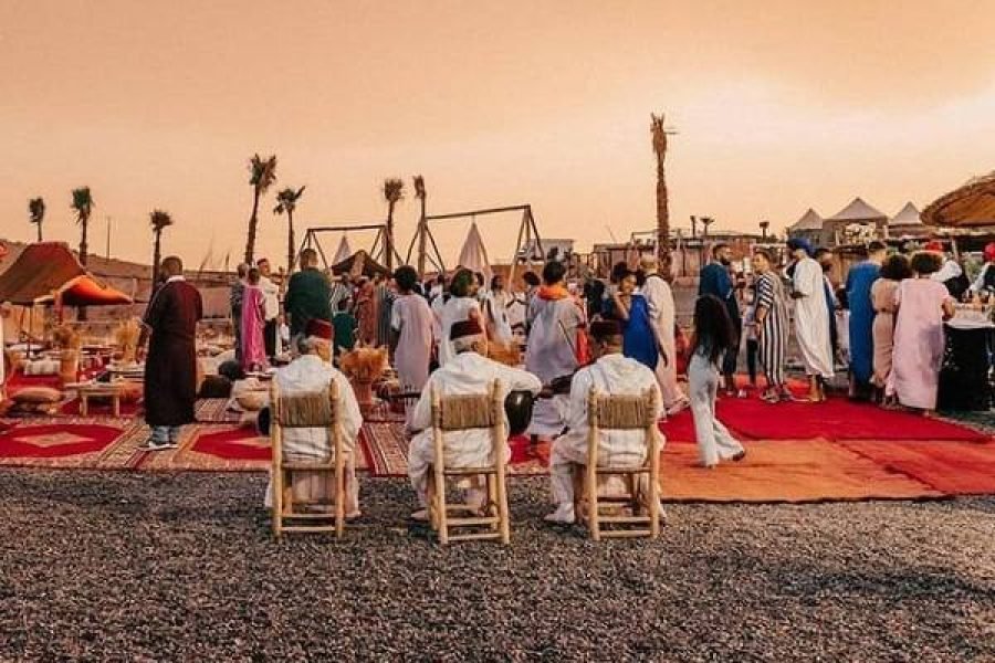 Marrakech : dîner-spectacle dans le désert d’Agafay avec balade à dos de chameau au coucher du soleil