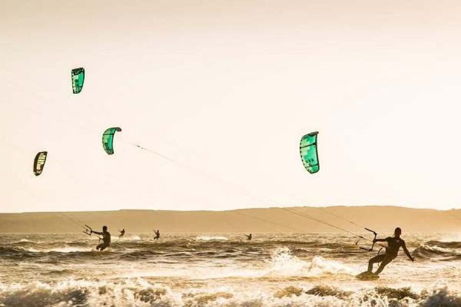 2 hours of kitesurfing lessons (all levels)